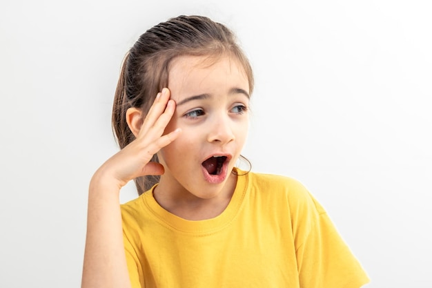 Foto grátis menina olha para o lado surpresa em um fundo branco isolado