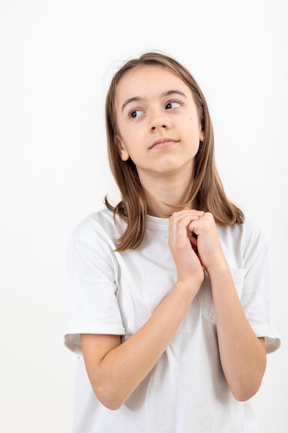 Foto grátis menina olha romanticamente para o lado em um fundo branco isolado