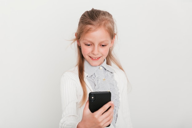 Menina olhando para seu smartphone