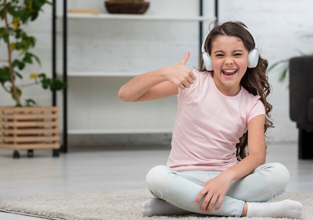 Menina ouvindo música através de fones de ouvido