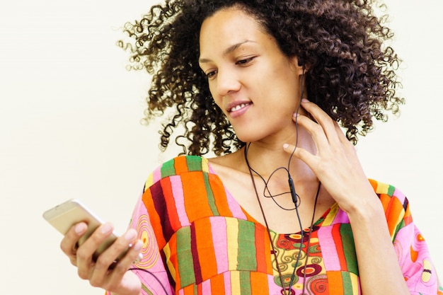 Menina ouvindo música com o celular e usando fones de ouvido