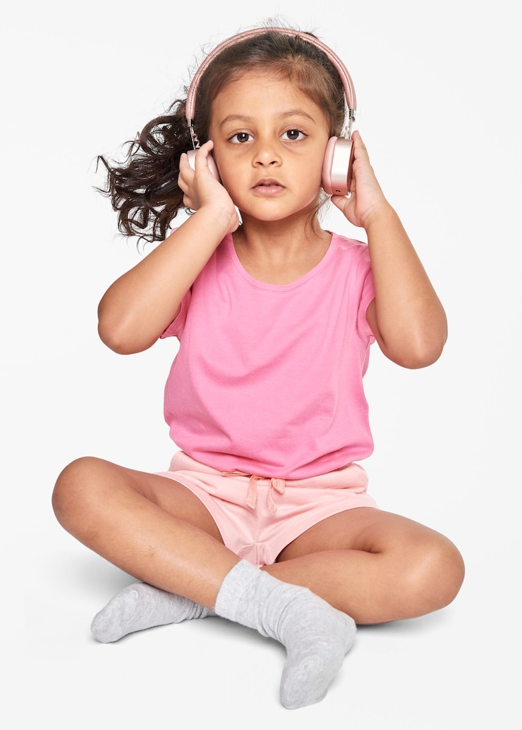 Foto grátis menina ouvindo música em seus fones de ouvido