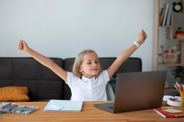 Menina participando de aulas online