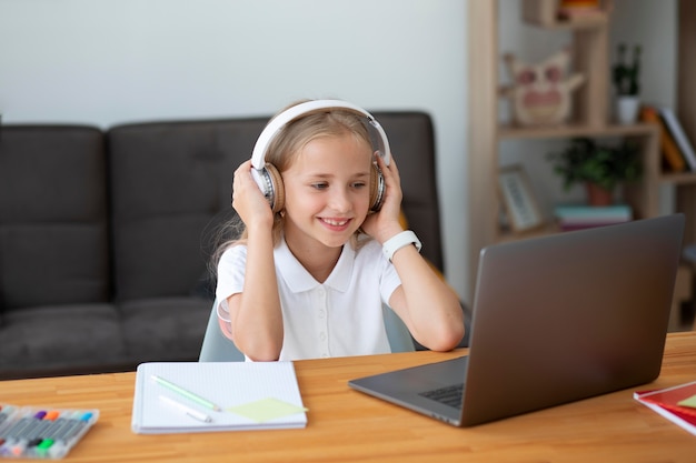 Menina participando de aulas online