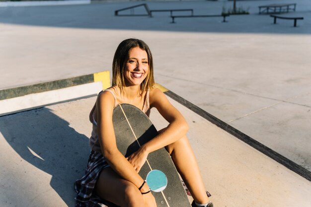 Menina patinadora amigável