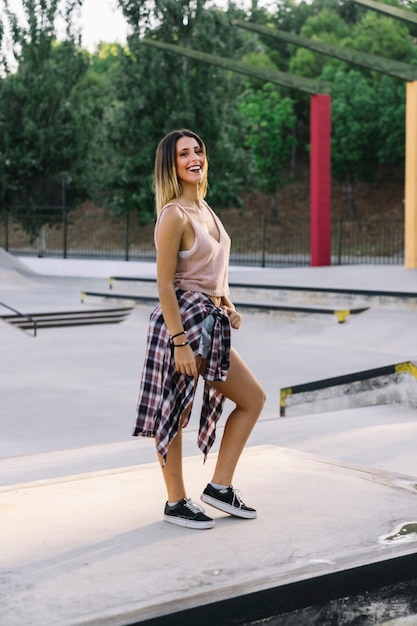 Foto grátis menina patinadora elegante rindo