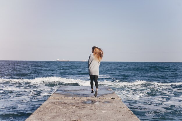 menina pelo mar