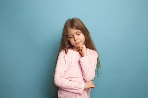 Menina pensativa. triste menina adolescente em azul. expressões faciais e conceito de emoções de pessoas