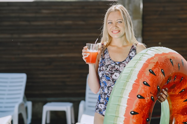 Menina perto de uma piscina. mulher em um maiô elegante. senhora em férias de verão