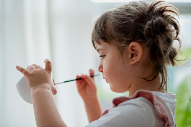 Menina pintando em casa