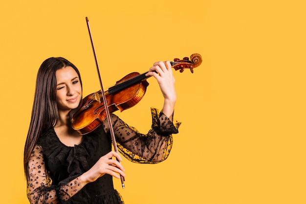 Menina, piscando, tocando, violino