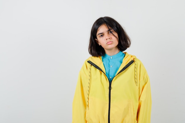 Foto grátis menina posando em pé com camisa, jaqueta e parece confiante. vista frontal.