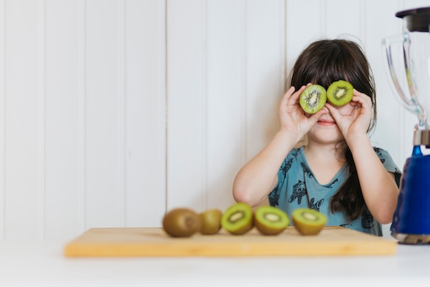 Menina, posar, kiwifruit