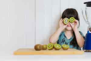 Foto grátis menina, posar, kiwifruit