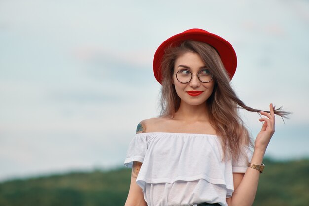 Menina positiva brilhante de retrato com sorriso irresistível