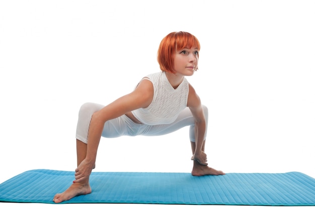 Menina praticando asana yogaática