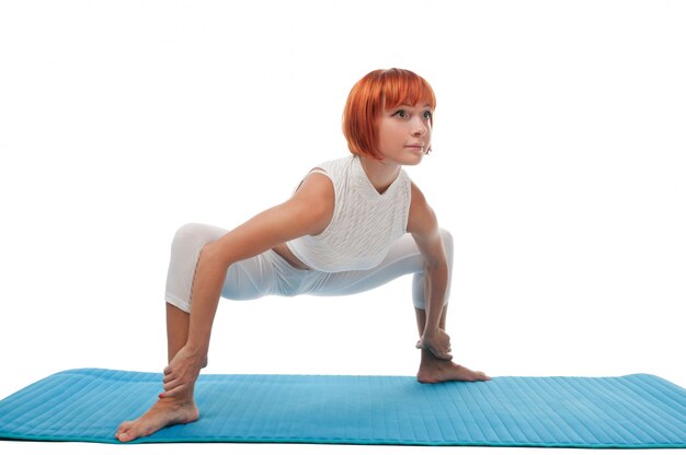 Menina praticando asana yogaática