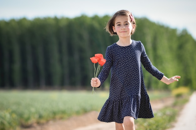 Menina que anda no campo da natureza que desgasta o vestido bonito