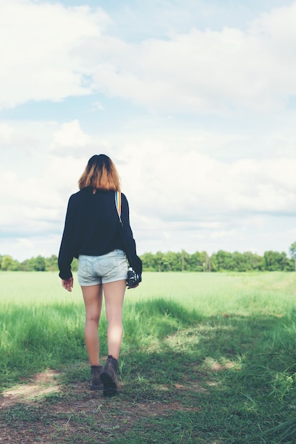 Menina que anda no campo