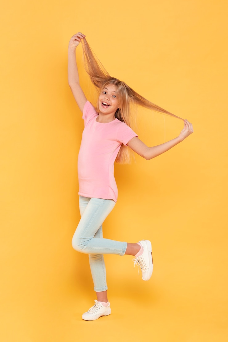 Foto grátis menina que joga com seu cabelo