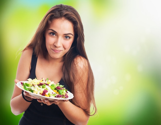 Menina que olha sua salada