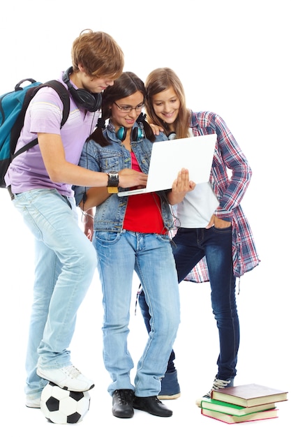 Foto grátis menina que prende um portátil com seus amigos