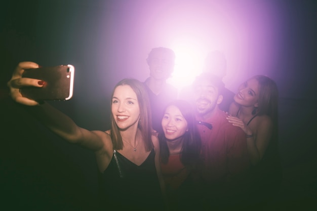 Menina que toma selfie em disco