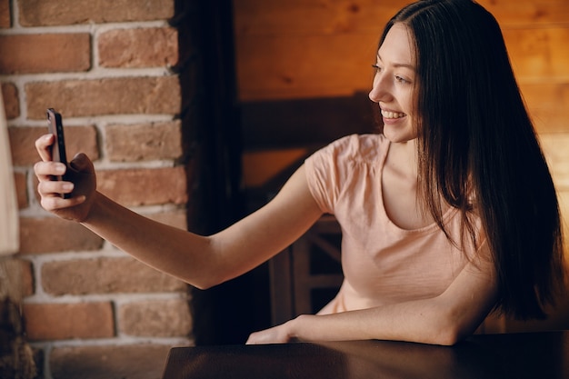 Menina que toma uma selfie