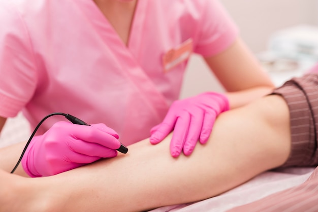 Menina recebendo tratamento de skincare em um salão de beleza