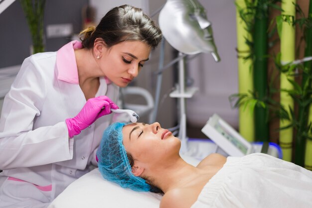 Menina recebendo tratamento facial em um salão de beleza