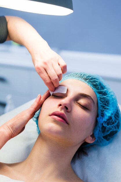 Menina recebendo tratamento facial em um salão de beleza