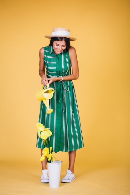 Menina regando flores