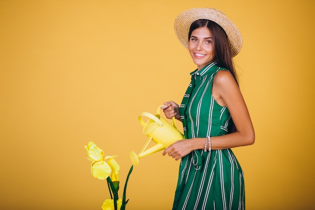 Menina regando flores