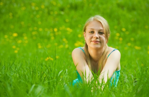 Menina relaxante ao ar livre na grama