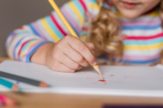 Menina retrato brincando