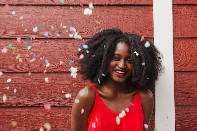 Foto grátis menina rindo com confetes