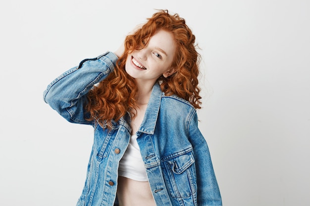 Menina ruiva alegre sorrindo rindo. copie o espaço.