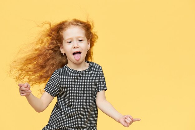 Menina ruiva com vestido preto e branco