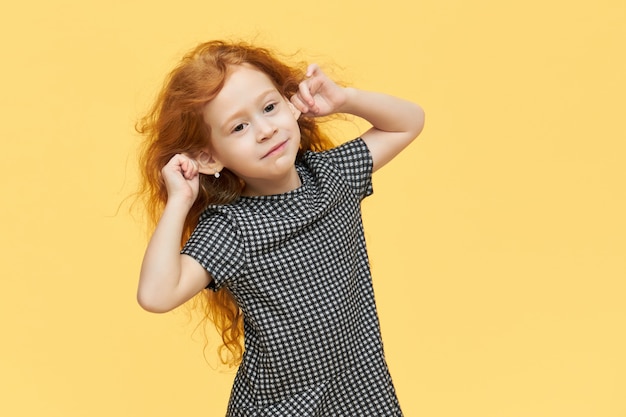 Menina ruiva com vestido preto e branco