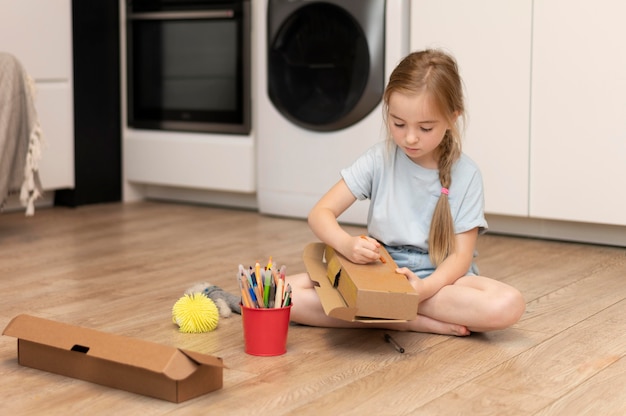 Foto grátis menina se divertindo em casa