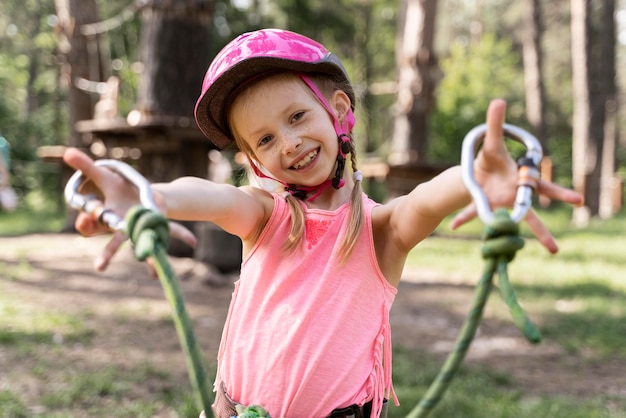 Menina se divertindo em um parque de aventura