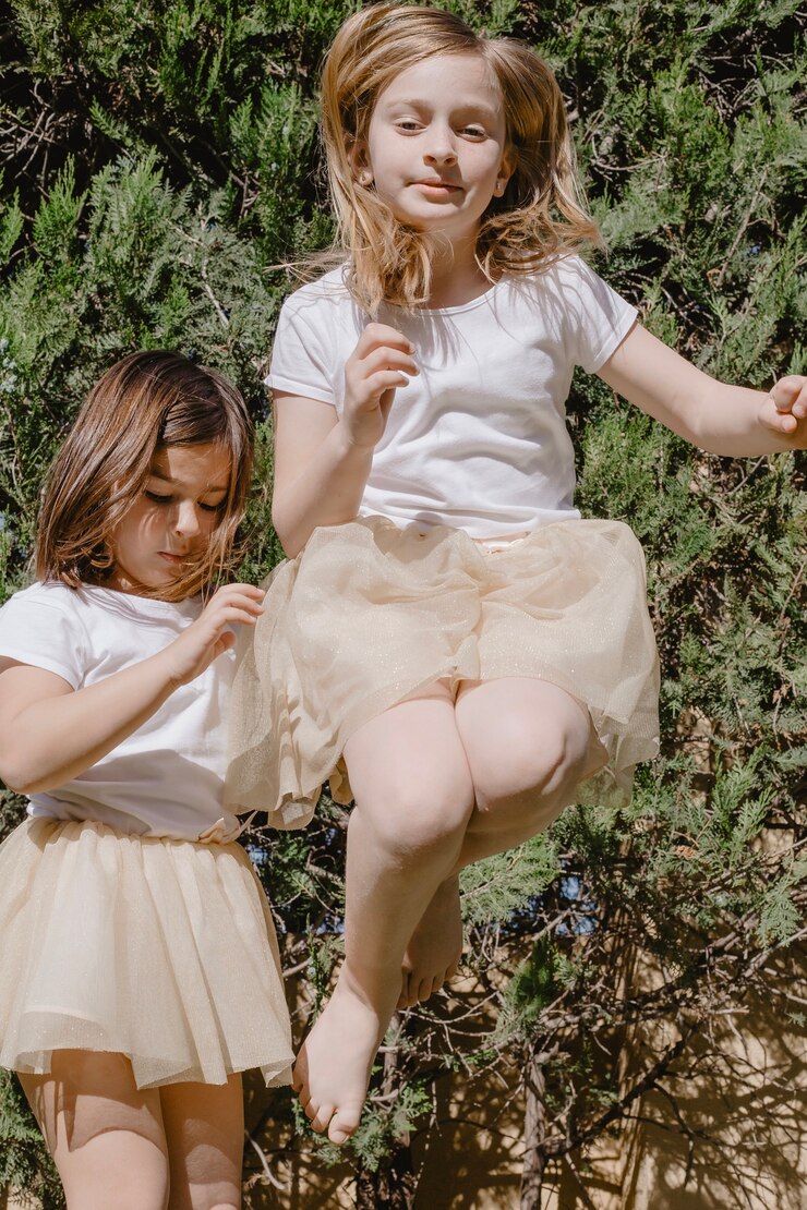 Foto grátis menina se divertindo perto de árvores