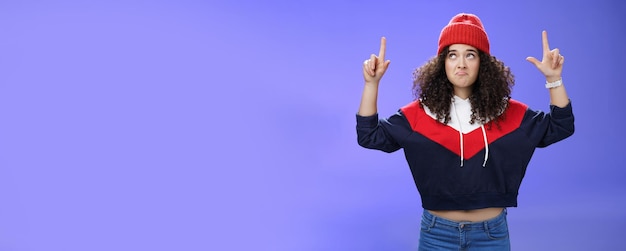 Foto grátis menina se sentindo desapontada e triste ao olhar para o mau tempo fazendo um sorriso triste franzindo os lábios para baixo ra