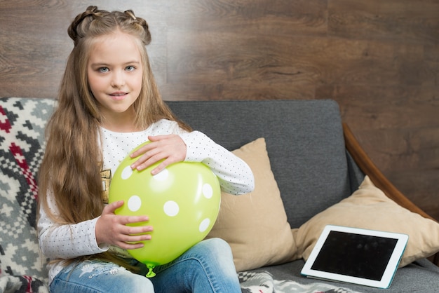 Menina, segurando, balão