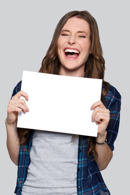 Menina segurando cartaz branco