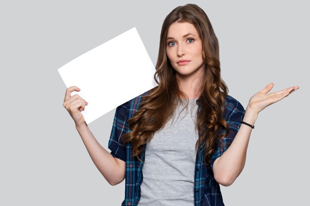 Menina segurando cartaz branco