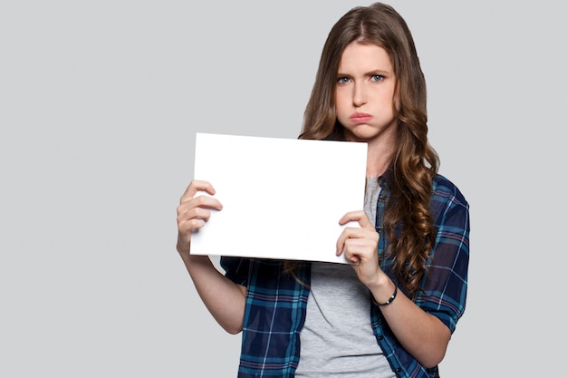 Menina segurando cartaz branco