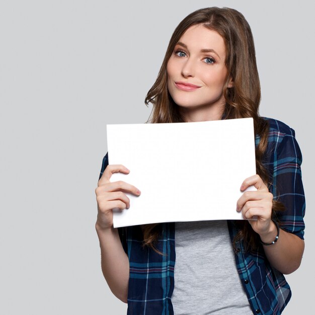 Menina segurando cartaz branco