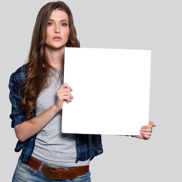 Menina segurando cartaz branco