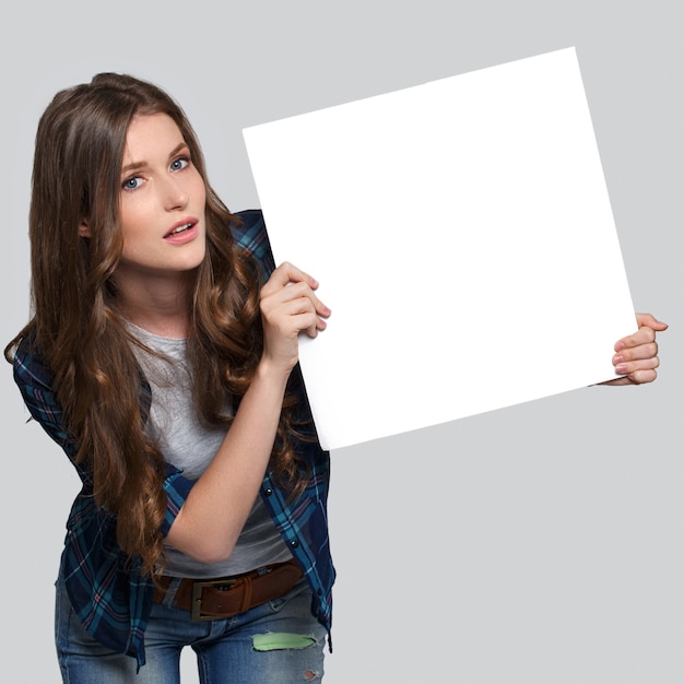 Foto grátis menina segurando cartaz branco